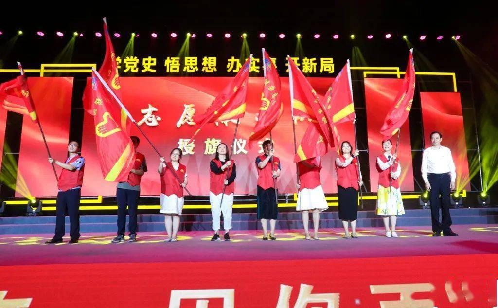 丽莉-吉欧格纹千鸟格双排扣大衣+白色蕾丝丝袜+中筒靴优雅女人