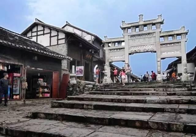 官方辟谣“重庆多地将发生地震”：经重庆市地震局核实，该信息为虚假信息