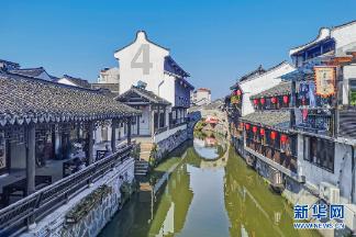 小姐姐喜欢运动风的新宠来了,运动背心搭健美裤,迷人锁骨真吸睛